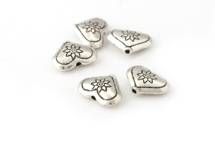 Metallherzchen mit Blümchen