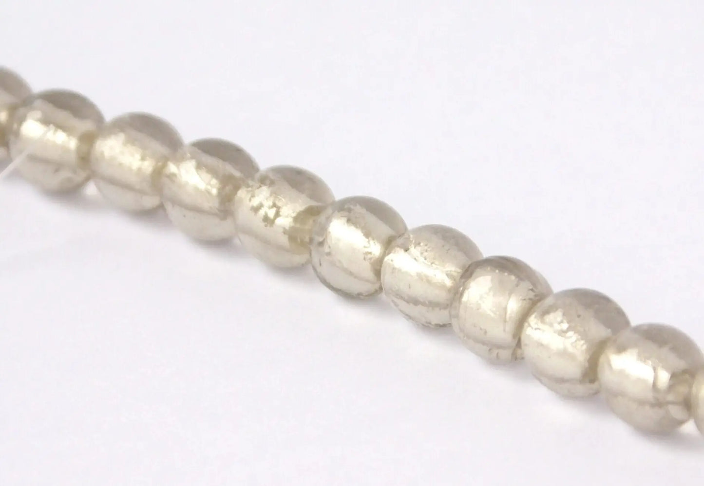 Glas Perlen, Silberfolie, weiss/silber, 10mm (Strang)